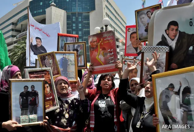 Palestinians participate in a rally supporting Palestinian inmates on hunger strike since mid-April 2012, in the West Bank City of Nablus, May 8, 2012.Photo by Nedal Shtieh