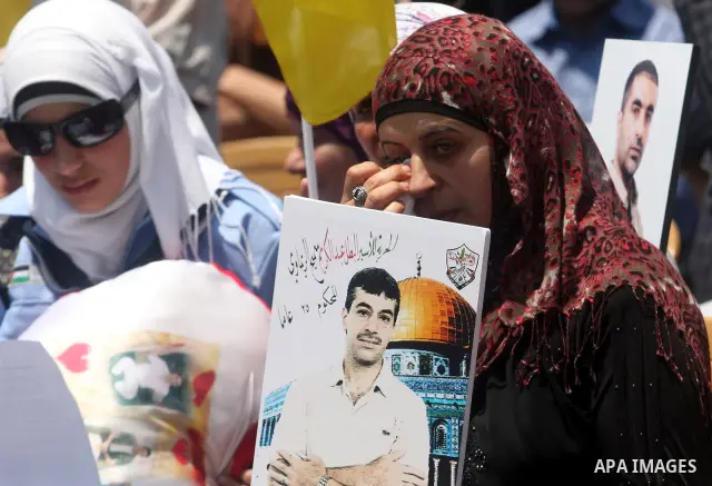 Palestinians participate in a rally supporting Palestinian inmates on hunger strike since mid-April 2012, in the West Bank City of Ramallah, May 8, 2012. A Palestinian rights group said recently that half of about 5,000...