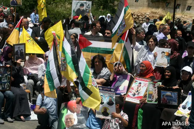 Palestinians participate in a rally supporting Palestinian inmates on hunger strike since mid-April 2012, in the West Bank City of Ramallah, May 8, 2012. A Palestinian rights group said recently that half of about 5,000...