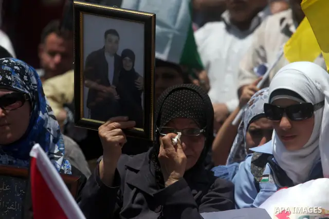 Palestinians participate in a rally supporting Palestinian inmates on hunger strike since mid-April 2012, in the West Bank City of Ramallah, May 8, 2012. A Palestinian rights group said recently that half of about 5,000...