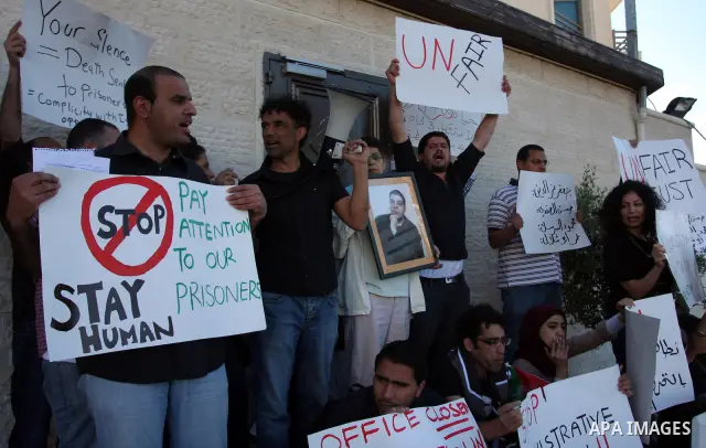 Palestinians hold a protest in solidarity with prisoners on hunger strike outside the United Nations offices in the West Bank city of Ramallah May 9, 2012. Palestinian President Mahmoud Abbas warned on Tuesday that the d...