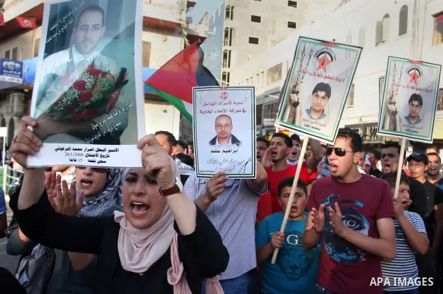 Palestinians participate in a rally supporting Palestinian inmates on hunger strike since mid-April 2012, in the West Bank City of Ramallah, May 9, 2012. A Palestinian rights group said recently that half of about 5,000...