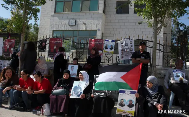 Palestinians participate in a rally supporting Palestinian inmates on hunger strike since mid-April 2012, outside The International Red Cross offices in the West Bank City of Ramallah, May 10, 2012. A Palestinian rights...
