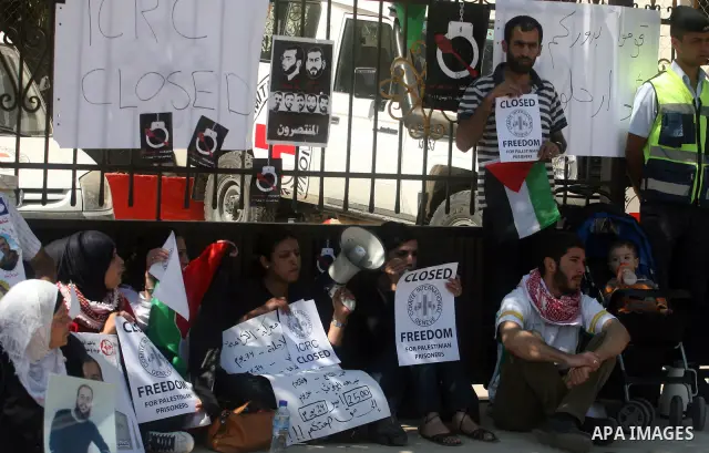 Palestinians participate in a rally supporting Palestinian inmates on hunger strike since mid-April 2012, outside The International Red Cross offices in the West Bank City of Ramallah, May 10, 2012. A Palestinian rights...