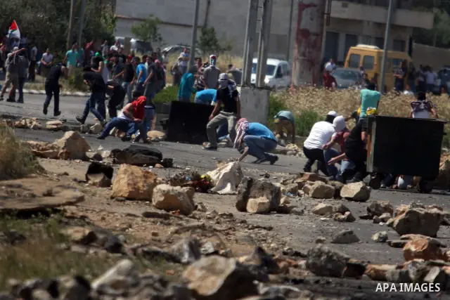Palestinian stone throwers clash with Israeli soldiers during clashes outside the Ofer Prison near the West Bank city of Ramallah on May 11, 2012 following a demonstration in support of Palestinian prisoners on hunger st...