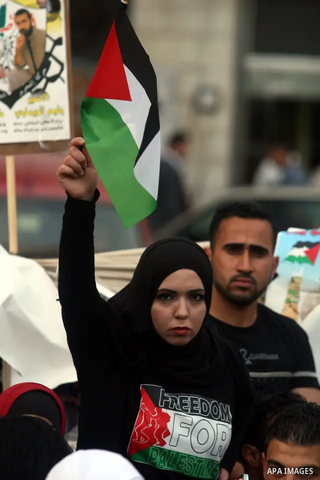 Palestinians take part in a rally in support of Palestinian prisoners holding a hunger strike in Israeli prisons, in the West Bank city of Ramallah May 13, 2012. Palestinian president Mahmud Abbas warned of a "national d...