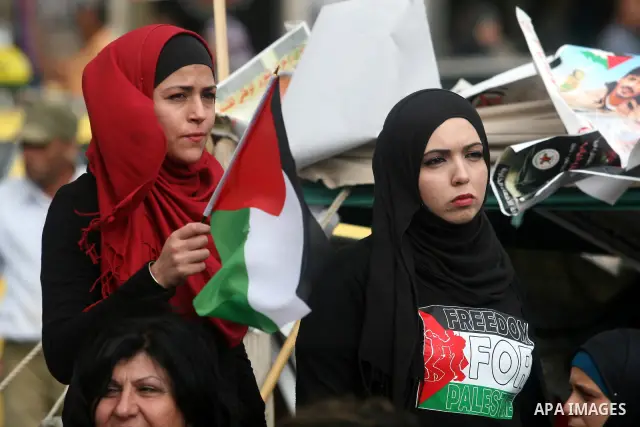 Palestinians take part in a rally in support of Palestinian prisoners holding a hunger strike in Israeli prisons, in the West Bank city of Ramallah May 13, 2012. Palestinian president Mahmud Abbas warned of a "national d...