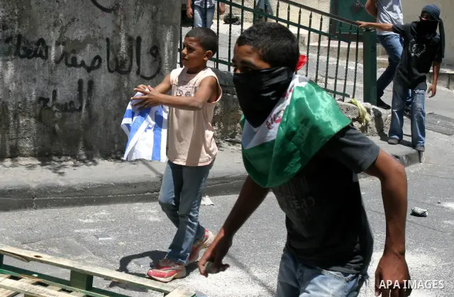 Palestinian stone-throwers clash with Israeli police in the East Jerusalem neighbourhood of Issawiya May 15, 2012. Israeli security forces were on high alert for violence on Tuesday, the day when Palestinians mark "Nakba...