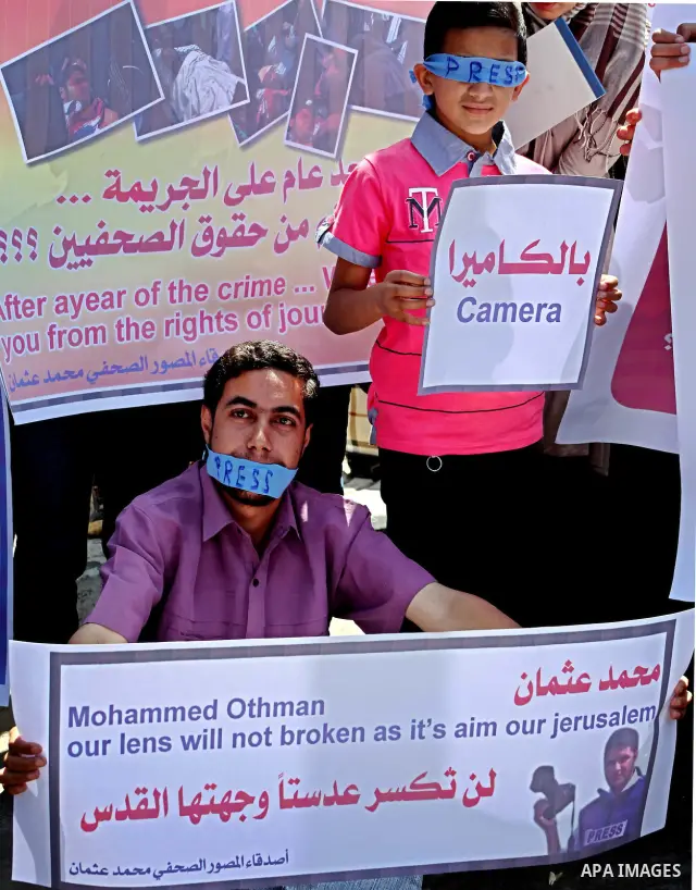 Palestinian journalists and photographers take part in a protest in support with the photographer, Mohammed Osman, in front of UNRWA headquarters in Gaza city on May 16, 2012. Photo by Ashraf Amra