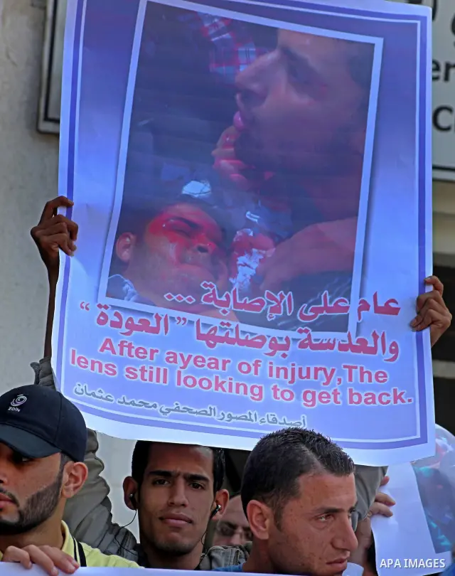 Palestinian journalists and photographers take part in a protest in support with the photographer, Mohammed Osman, in front of Palestinian Centre for Human Rights in Gaza city on May 16, 2012. Photo by Ashraf Amra