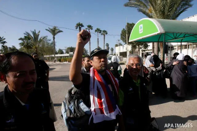 Palestinians receive the members of the convoy "Shad Al Rehal" from Global Coalition to support Jerusalem at the border between Egypt and Gaza in the southern Gaza Strip on May 20, 2012. the convoy have 68 solidarity of...