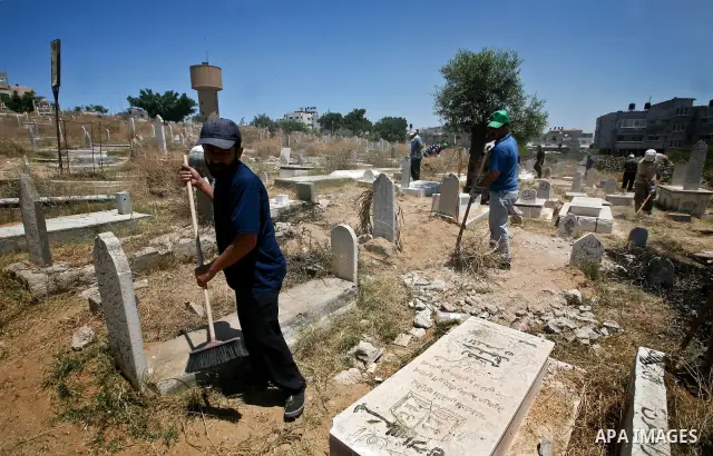 Palestinian prisoners in the prison run by the security forces in Gaza strip, work in a cemetery in Gaza City in activity to save enviroment. On May 21, 2012. Photo by Ali Jadallah