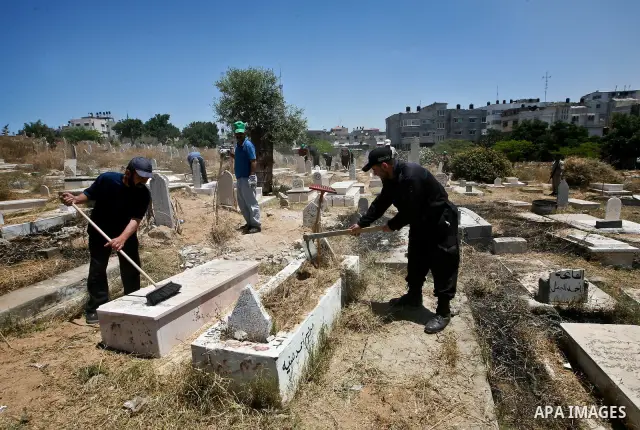Palestinian prisoners in the prison run by the security forces in Gaza strip, work in a cemetery in Gaza City in activity to save enviroment. On May 21, 2012. Photo by Ali Jadallah