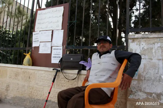 Palestinian Mahmoud Abu Joaed, holds firmly to the physically disabled 24 days in front of the Council of Ministers Palestinian in the West Bank city of Ramallah May 22, 2012. Tariq calls for the provision of jobs to sup...