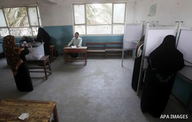 Egyptian voters cast their ballots at one of the polling stations, on the first day of the presidential elections in Cairo, Egypt, 23 May 2012. Egyptian voters, on 23 May, queued at polling stations for the first Preside...