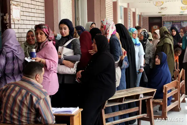 Hundreds of voters line up in front of one of the polling stations to cast their votes on the first day of the presidential elections in Cairo, Egypt, 23 May 2012. Egyptian voters, on 23 May, queued at polling stations f...