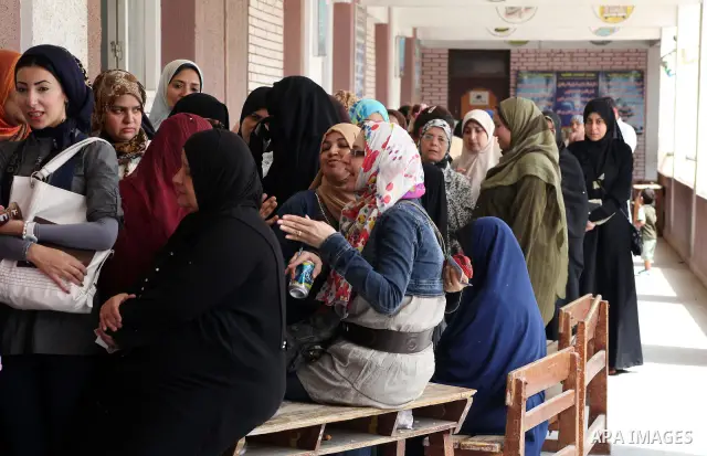 Hundreds of voters line up in front of one of the polling stations to cast their votes on the first day of the presidential elections in Cairo, Egypt, 23 May 2012. Egyptian voters, on 23 May, queued at polling stations f...