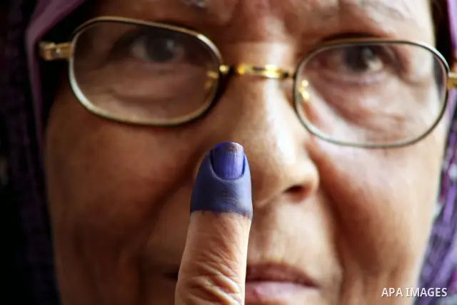 Egyptian woman shows her ink-marked finger after casting her ballot during the first round of Egypt's presidential elections, at a polling station in Cairo, Egypt, 23 May 2012. Egyptian voters, on 23 May, queued at polli...