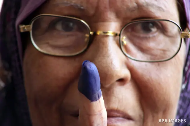 Egyptian woman shows her ink-marked finger after casting her ballot during the first round of Egypt's presidential elections, at a polling station in Cairo, Egypt, 23 May 2012. Egyptian voters, on 23 May, queued at polli...