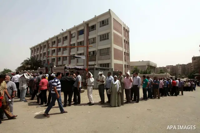 Hundreds of voters line up in front of one of the polling stations to cast their votes on the first day of the presidential elections in Cairo, Egypt, 23 May 2012. Egyptian voters, on 23 May, queued at polling stations f...
