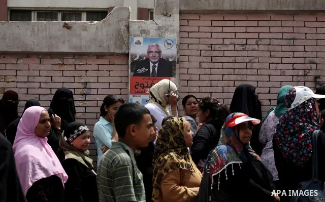 Hundreds of voters line up in front of one of the polling stations to cast their votes on the first day of the presidential elections in Cairo, Egypt, 23 May 2012. Egyptian voters, on 23 May, queued at polling stations f...