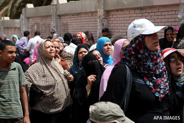 Hundreds of voters line up in front of one of the polling stations to cast their votes on the first day of the presidential elections in Cairo, Egypt, 23 May 2012. Egyptian voters, on 23 May, queued at polling stations f...