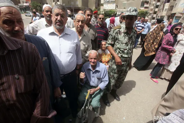 Hundreds of voters line up in front of one of the polling stations to cast their votes on the first day of the presidential elections in Cairo, Egypt, 23 May 2012. Egyptian voters, on 23 May, queued at polling stations f...