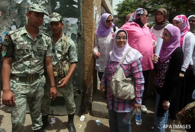 Hundreds of voters line up in front of one of the polling stations to cast their votes on the first day of the presidential elections in Cairo, Egypt, 23 May 2012. Egyptian voters, on 23 May, queued at polling stations f...