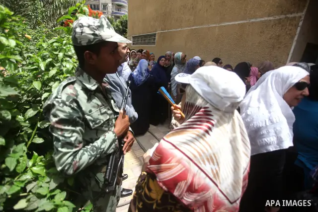 Hundreds of voters line up in front of one of the polling stations to cast their votes on the first day of the presidential elections in Cairo, Egypt, 23 May 2012. Egyptian voters, on 23 May, queued at polling stations f...