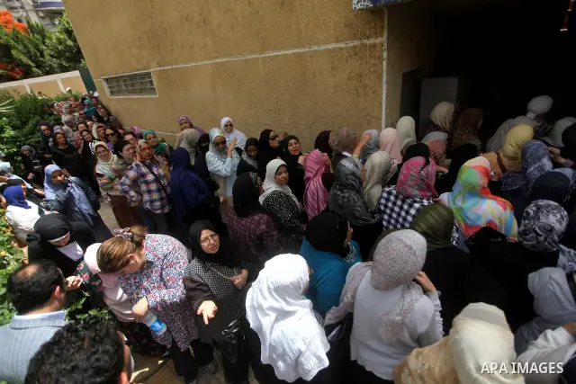 Hundreds of voters line up in front of one of the polling stations to cast their votes on the first day of the presidential elections in Cairo, Egypt, 23 May 2012. Egyptian voters, on 23 May, queued at polling stations f...