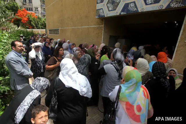 Hundreds of voters line up in front of one of the polling stations to cast their votes on the first day of the presidential elections in Cairo, Egypt, 23 May 2012. Egyptian voters, on 23 May, queued at polling stations f...