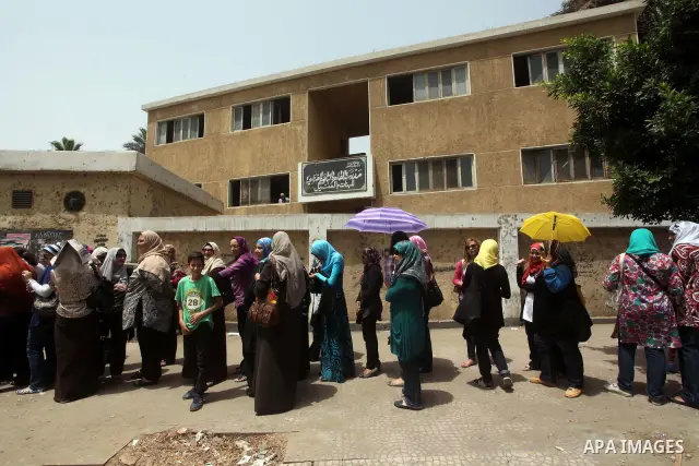 Hundreds of voters line up in front of one of the polling stations to cast their votes on the first day of the presidential elections in Cairo, Egypt, 23 May 2012. Egyptian voters, on 23 May, queued at polling stations f...