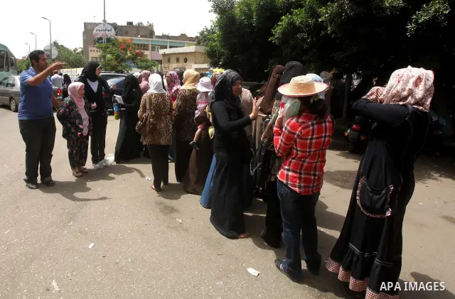 Hundreds of voters line up in front of one of the polling stations to cast their votes on the first day of the presidential elections in Cairo, Egypt, 23 May 2012. Egyptian voters, on 23 May, queued at polling stations f...