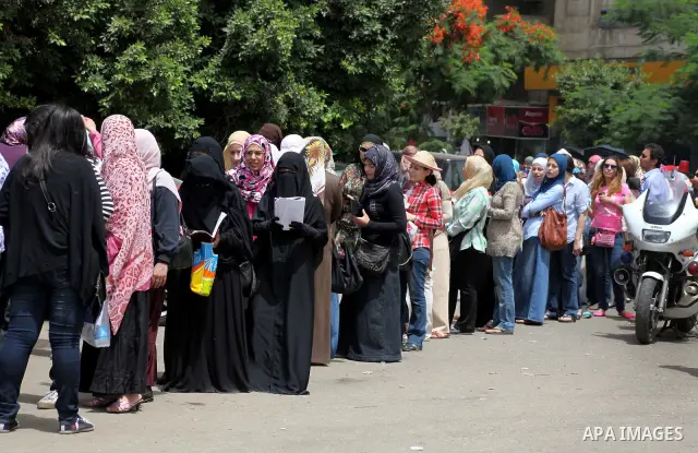 Hundreds of voters line up in front of one of the polling stations to cast their votes on the first day of the presidential elections in Cairo, Egypt, 23 May 2012. Egyptian voters, on 23 May, queued at polling stations f...