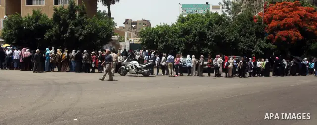 Hundreds of voters line up in front of one of the polling stations to cast their votes on the first day of the presidential elections in Cairo, Egypt, 23 May 2012. Egyptian voters, on 23 May, queued at polling stations f...