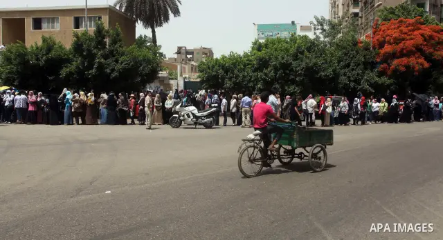 Hundreds of voters line up in front of one of the polling stations to cast their votes on the first day of the presidential elections in Cairo, Egypt, 23 May 2012. Egyptian voters, on 23 May, queued at polling stations f...