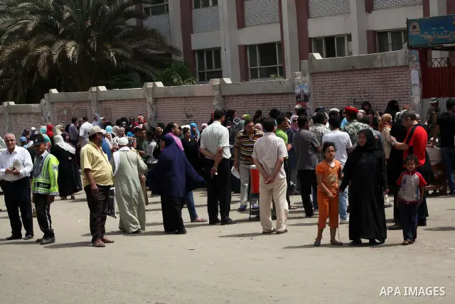 Hundreds of voters line up in front of one of the polling stations to cast their votes on the first day of the presidential elections in Cairo, Egypt, 23 May 2012. Egyptian voters, on 23 May, queued at polling stations f...