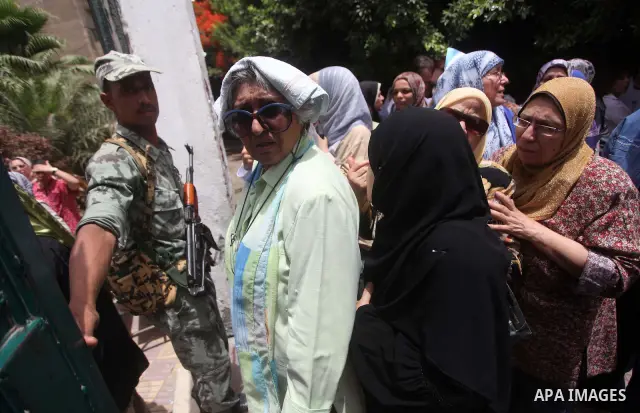 Hundreds of voters line up in front of one of the polling stations to cast their votes on the first day of the presidential elections in Cairo, Egypt, 23 May 2012. Egyptian voters, on 23 May, queued at polling stations f...