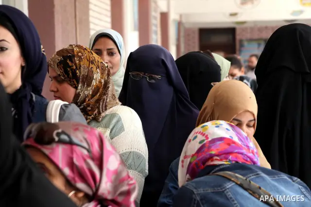 Hundreds of voters line up in front of one of the polling stations to cast their votes on the first day of the presidential elections in Cairo, Egypt, 23 May 2012. Egyptian voters, on 23 May, queued at polling stations f...
