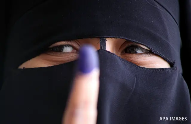 Egyptian woman shows her ink-marked finger after casting her ballot during the first round of Egypt's presidential elections, at a polling station in Cairo, Egypt, 23 May 2012. Egyptian voters, on 23 May, queued at polli...
