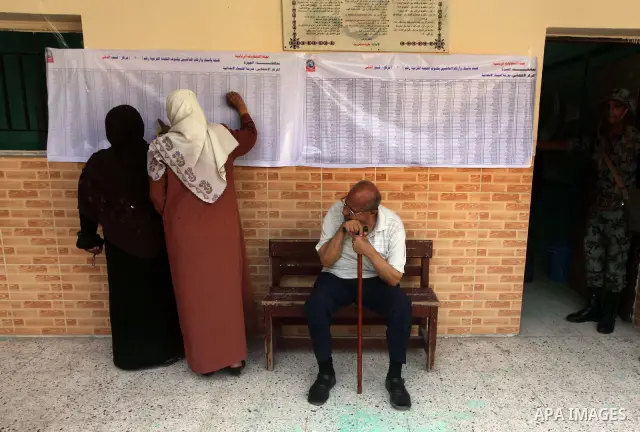 Hundreds of voters line up in front of one of the polling stations to cast their votes on the first day of the presidential elections in Cairo, Egypt, 23 May 2012. Egyptian voters, on 23 May, queued at polling stations f...