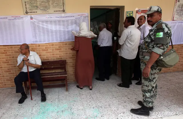 Hundreds of voters line up in front of one of the polling stations to cast their votes on the first day of the presidential elections in Cairo, Egypt, 23 May 2012. Egyptian voters, on 23 May, queued at polling stations f...