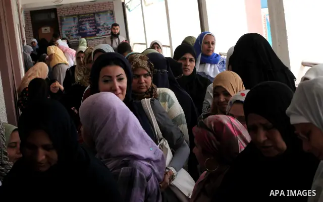 Hundreds of voters line up in front of one of the polling stations to cast their votes on the first day of the presidential elections in Cairo, Egypt, 23 May 2012. Egyptian voters, on 23 May, queued at polling stations f...