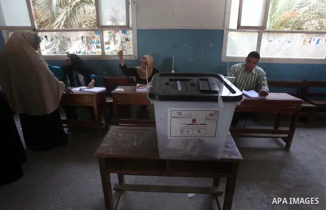 Egyptian voters cast their ballots at one of the polling stations, on the first day of the presidential elections in Cairo, Egypt, 23 May 2012. Egyptian voters, on 23 May, queued at polling stations for the first Preside...