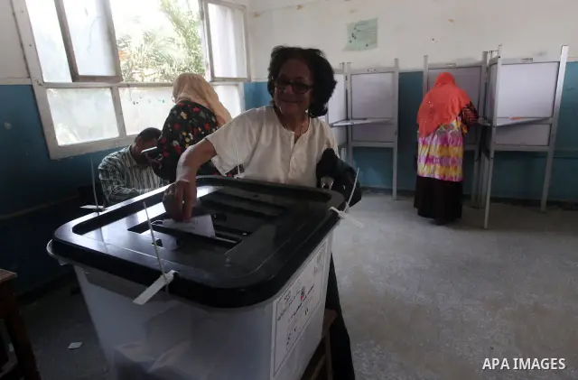 Egyptian voters cast their ballots at one of the polling stations, on the first day of the presidential elections in Cairo, Egypt, 23 May 2012. Egyptian voters, on 23 May, queued at polling stations for the first Preside...