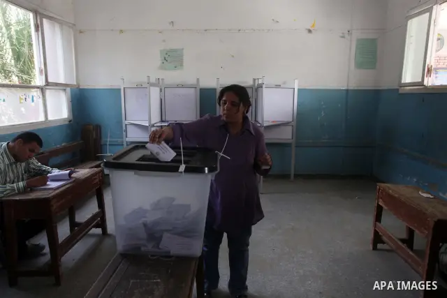 Egyptian voters cast their ballots at one of the polling stations, on the first day of the presidential elections in Cairo, Egypt, 23 May 2012. Egyptian voters, on 23 May, queued at polling stations for the first Preside...