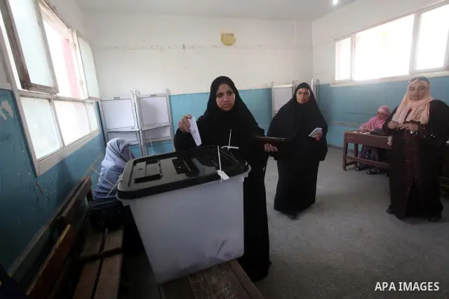 Egyptian voters cast their ballots at one of the polling stations, on the first day of the presidential elections in Cairo, Egypt, 23 May 2012. Egyptian voters, on 23 May, queued at polling stations for the first Preside...