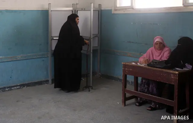 Egyptian voters cast their ballots at one of the polling stations, on the first day of the presidential elections in Cairo, Egypt, 23 May 2012. Egyptian voters, on 23 May, queued at polling stations for the first Preside...