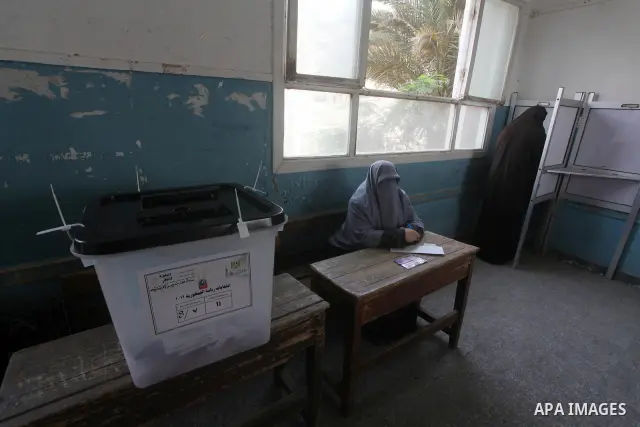 Egyptian voters cast their ballots at one of the polling stations, on the first day of the presidential elections in Cairo, Egypt, 23 May 2012. Egyptian voters, on 23 May, queued at polling stations for the first Preside...