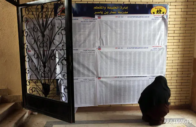 Egyptian voters cast their ballots at one of the polling stations, on the first day of the presidential elections in Cairo, Egypt, 23 May 2012. Egyptian voters, on 23 May, queued at polling stations for the first Preside...